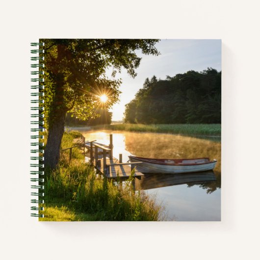 Rowboot Moored bij Lake Notitieboek (Voorkant)