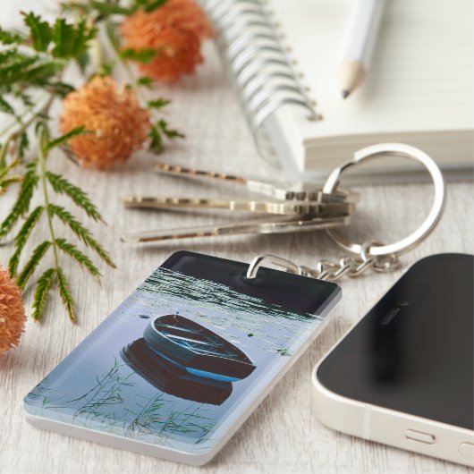 Rowboot op een klein meer omringd door water sleutelhanger (Voorkant Rechts)