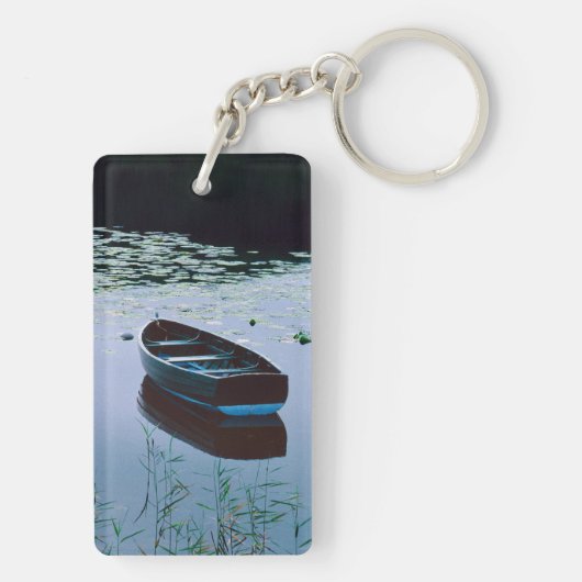 Rowboot op een klein meer omringd door water sleutelhanger (achterkant)