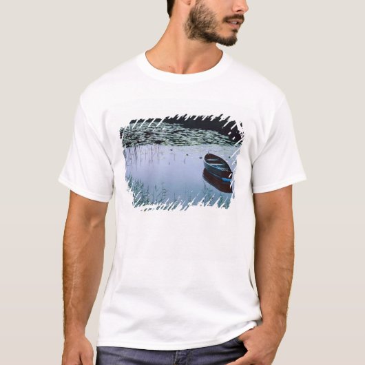 Rowboot op een klein meer omringd door water t-shirt (Voorkant)