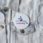 RoWINg motivatie blauw Ronde Button 7,6 Cm<br><div class="desc">Deze motivatie sportknoop shows een pictogramrower op een bleke blauwe achtergrond,  met de titel roWINg. Het WIN van het roeien wordt uitgekozen in fel rood voor nadruk. Ontworpen als inspiratiebron voor een bemanning of individuele roer of beeldhouwer.</div>