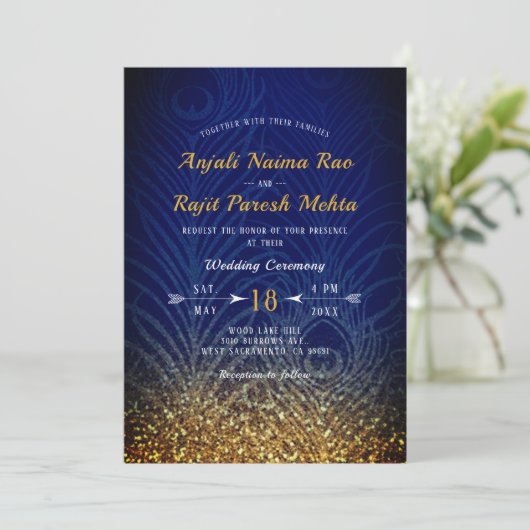 Royal Blauw & Goud Peacock Veer Indische bruiloft Kaart (Staand voorkant)