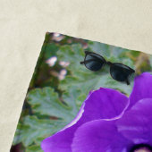 Royal Bloom: De Paarse Hibiscus Strandlaken (In situ)