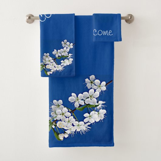 Royal Blue Achtergrond met prachtige witte bloemen Bad Handdoek (Insitu)