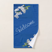 Royal Blue Achtergrond met prachtige witte bloemen Bad Handdoek (Handdoek)