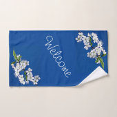 Royal Blue Achtergrond met prachtige witte bloemen Bad Handdoek (Handdoek)