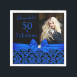 Royal Blue Black Floral Damask 50th Birthday Foto Servet<br><div class="desc">Royal Blauw en Zwart Bloemen Damask | 50e verjaardag papieren servet. Vijftig en geweldig! Een mooie moderne elegante koninklijke blauwe zwarte bloemendamast 50e verjaardagsfeest servet kunt u uw vijftigste verjaardag feest te personaliseren. In het midden midden blauwe boog. Vervang de voorbeeldfoto door uw eigen foto. De woorden "50 and Fabulous"...</div>