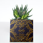 Royal Blue en Gold Elegant Classic Baroque Tegeltje<br><div class="desc">Elegant decoratief tegel met gouden barokke ornamenten op een donkerblauwe achtergrond.</div>