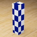 Royal Blue en White Checkered Pattern Wijn Geschenkdoos<br><div class="desc">Het klassieke royal blue en white checkered patroon bestaat uit rijen van afwisselende witte en blauwe vierkantjes. Voel u vrij om het product aan te passen zodat het uw eigen product wordt. Digitaal gemaakt 9000 x 6000 pixels afbeelding. Copyright ©2015 Claire E. Skinner,  Alle rechten voorbehouden.</div>