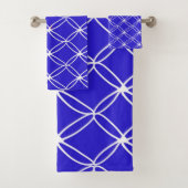 Royal Blue en White Pattern Bad Handdoek (Insitu)