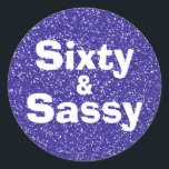 Royal Blue Glitter 60 en Sassy 60th Birthday Ronde Sticker<br><div class="desc">Het vieren van het 60-worden in stijl met dit moderne 60ste verjaardagsontwerp op een koninklijke blauwe glitterachtergrond. De woorden 60 en sassy worden geplaatst gebruikend moderne typografie. Neem contact met ons op via onze winkel als je hulp of overeenkomende producten nodig hebt. Wij helpen u graag om van uw 60ste...</div>