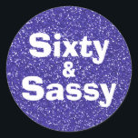 Royal Blue Glitter 60 en Sassy 60th Birthday Ronde Sticker<br><div class="desc">Het vieren van het 60-worden in stijl met dit moderne 60ste verjaardagsontwerp op een koninklijke blauwe glitterachtergrond. De woorden 60 en sassy worden geplaatst gebruikend moderne typografie. Neem contact met ons op via onze winkel als je hulp of overeenkomende producten nodig hebt. Wij helpen u graag om van uw 60ste...</div>