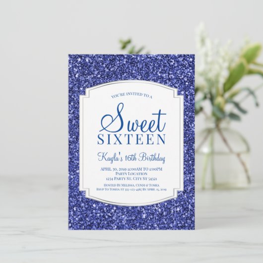 Royal Blue Glitter Sweet 16 Uitnodigingen (Staand voorkant)