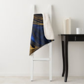 Royal Blue Gold Abstract Swirl Sherpa Deken (In situ)