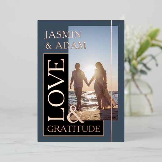 Royal Blue Gold Foto Bruiloft Liefde en Dankbaarhe Folie Uitnodiging (Staand Voorkant)