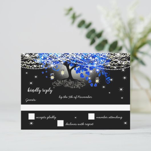 Royal Blue Heart Leaf Tree op Black Wedding RSVP Kaartje (Staand voorkant)