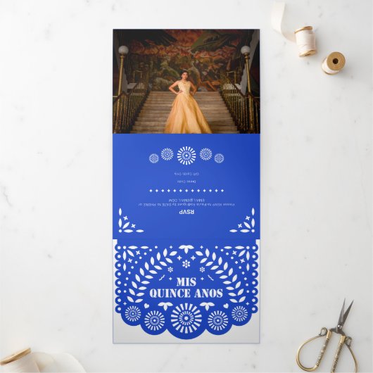 Royal Blue Papel Picado Mis Quince Años Drieluik Uitnodiging (Buitenkant)
