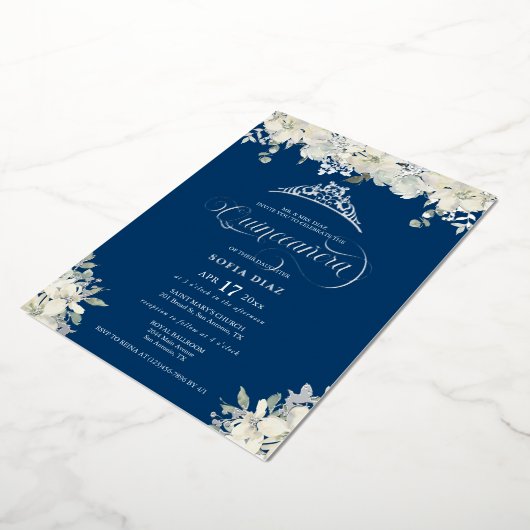 Royal Blue Quinceañera Floral Gold Folie Uitnodiging (Gedraaid)