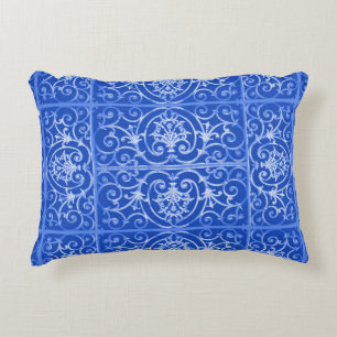 Royal blue scrollwork-patroon accent kussen