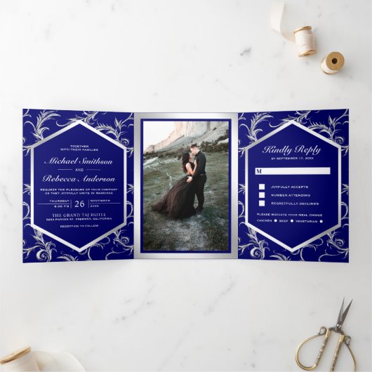 Royal Blue Silver Flourish Swirl Wedding Photo Drieluik Uitnodiging (Binnen)