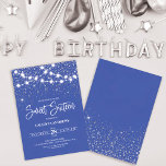 Royal Blue Silver Glitter Sparkles Lights Sweet 16 Kaart<br><div class="desc">Deze majestueuze en glamoureuze lieve zestien verjaardagsfeestuitnodiging is perfect voor het meisje. Het beschikt over gloeiende hangende lichte strengen op de top van faux bedrukte zilveren sprankelende glitter confetti op een koningsblauwe abstracte achtergrond geïnspireerd door sterren in de nachtelijke hemel. Het is , chique, modern, trendy en cool; het perfecte...</div>