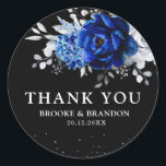 Royal Blue White Metallic Silver Floral Wedding Cl Ronde Sticker<br><div class="desc">Met de Elegant royal blue White Silver-bruiloft bedank je sticker met elegante bouquet van koninklijk blauw,  Navy,  zilver,  puur witte roos bloemen knoppen en groene eucalyptusbladeren. Neem contact met mij op voor hulp bij aanpassingen of als u een ander product nodig hebt met dit ontwerp.</div>