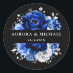 Royal Blue White Silver Metallic Floral Wedding Cl Ronde Sticker<br><div class="desc">Elegant royal blue Silver Thunnedmsticker met elegante bouquet van koninklijk blauw,  Navy,  zilver,  puur witte roos bloemen knoppen en groene eucalyptusbladeren. Neem contact met mij op voor hulp bij aanpassingen of als u een ander product nodig hebt met dit ontwerp.</div>