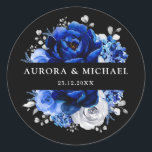 Royal Blue White Silver Metallic Floral Wedding Cl Ronde Sticker<br><div class="desc">Elegant royal blue Silver Thunnedmsticker met elegante bouquet van koninklijk blauw,  Navy,  zilver,  puur witte roos bloemen knoppen en groene eucalyptusbladeren. Neem contact met mij op voor hulp bij aanpassingen of als u een ander product nodig hebt met dit ontwerp.</div>