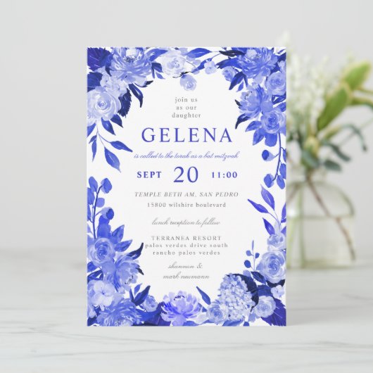 Royal Blue & White Waterverf Floral Bat Mitzvah Kaart (Staand voorkant)