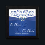 Royal Blue, witte bloemengelede harten Trinket Box Cadeaudoosje<br><div class="desc">Deze aangepaste koninklijke blauw-witte bloementrinket geschenkdoos heeft een BEDRUKT LINT met een paar BEDRUKTE FAUX glitter en diamanten juweel verenigde harten op het die overeenkomt met de bruiloft uitnodiging hieronder getoond. De tekst "To have and to hold from this day forward" is volledig aanpasbaar. U kunt ook een groter formaat...</div>