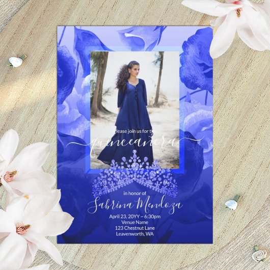 Royal Blue, witte rozen, Topaz Tiara Quinceanera Kaart