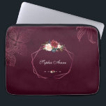Royal Bourgondië Floral geometrisch Laptop Sleeve<br><div class="desc">Elegant,  uniek ontwerp met een waterverf bloembouquets,  een geometrische vorm met een roos met textuur,  allemaal op een vette ondergrondse achtergrond met geschetste bladeren. Het gebruik past hulpmiddel aan om uw info toe te voegen. Ga voor overeenkomende objecten naar mijn Bourgognige Geometrische Collectie.</div>