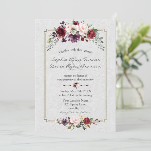 Royal Burgundy Floral Gold Monogram Weddenschap Kaart (Staand voorkant)