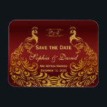 Royal Burgundy Gold Peacock Wedding BEWAAR DE DATU Magneet<br><div class="desc">Uniek ontwerp met een Royal Burgundy Gradient-achtergrond en abstracte Gold Sparking Peacocks voor uw speciale bruiloft. Het zal een unieke indruk geven op je trouwstijl. Wees anders! Pas je eigen gegevens aan. Als u de tekst moet verplaatsen of de grootte, het lettertype of de kleur moet wijzigen, klikt u op...</div>