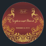 Royal Burgundy Gold Peacock Wedding Custom Ronde Sticker<br><div class="desc">Uniek ontwerp met een Royal Burgundy Gradient-achtergrond en abstracte Gold Sparking Peacocks voor uw speciale bruiloft. Het zal een unieke indruk geven op je trouwstijl. Wees anders! Pas je eigen gegevens aan. Als u de tekst moet verplaatsen of de grootte, het lettertype of de kleur moet wijzigen, klikt u op...</div>