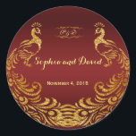 Royal Burgundy Gold Peacock Wedding Custom Ronde Sticker<br><div class="desc">Uniek ontwerp met een Royal Burgundy Gradient-achtergrond en abstracte Gold Sparking Peacocks voor uw speciale bruiloft. Het zal een unieke indruk geven op je trouwstijl. Wees anders! Pas je eigen gegevens aan. Als u de tekst moet verplaatsen of de grootte, het lettertype of de kleur moet wijzigen, klikt u op...</div>