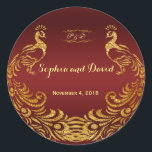 Royal Burgundy Gold Peacock Wedding Custom Ronde Sticker<br><div class="desc">Uniek ontwerp met een Royal Burgundy Gradient-achtergrond en abstracte Gold Sparking Peacocks voor uw speciale bruiloft. Het zal een unieke indruk geven op je trouwstijl. Wees anders! Pas je eigen gegevens aan. Als u de tekst moet verplaatsen of de grootte, het lettertype of de kleur moet wijzigen, klikt u op...</div>