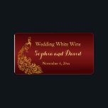 Royal Burgundy Gold Peacock Wedding Wine Favor Etiket<br><div class="desc">Uniek ontwerp met een Royal Burgundy Gradient-achtergrond en abstracte Gold Sparking Peacocks voor uw speciale bruiloft. Het zal een unieke indruk geven op je trouwstijl. Wees anders! Pas je eigen gegevens aan. Als u de tekst moet verplaatsen of de grootte, het lettertype of de kleur moet wijzigen, klikt u op...</div>