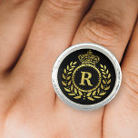 Royal Crown Laurel Wreath Black Gold Monogramed Ring<br><div class="desc">Dit op royalty's geïnspireerde ontwerp is ontworpen in zwart en faux goud en omvat een elegant laureum met een groot oppervlak en een kroonmotief in Art Deco-stijl. Uw gepersonaliseerde monogram brief vult het centrum. Gebruik de gemakkelijke sjabloon om jouw tekst toe te voegen.</div>