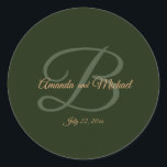 Royal Dark Green Leaves Gold Lijst Wedding Ronde Sticker<br><div class="desc">Ik hoop dat je geniet van deze geweldige Stickers van de bruiloft van de klassieke ronde met deze Royal Dark Green Background,  Monogram en Bride & Groom's Names. U kunt ALLE PERSOONLIJKE INFORMATIE op de Stickers veranderen om aan uw behoeften te voldoen. Geniet van https://www.zazzle.com/store/dazzlingpaperitems</div>