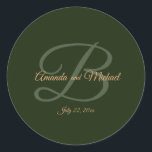 Royal Dark Green Leaves Gold Lijst Wedding Ronde Sticker<br><div class="desc">Ik hoop dat je geniet van deze geweldige Stickers van de bruiloft van de klassieke ronde met deze Royal Dark Green Background,  Monogram en Bride & Groom's Names. U kunt ALLE PERSOONLIJKE INFORMATIE op de Stickers veranderen om aan uw behoeften te voldoen. Geniet van https://www.zazzle.com/store/dazzlingpaperitems</div>