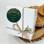 Royal Emerald Green Gold Floral Wedding Bedankt Ronde Sticker<br><div class="desc">Royal Emerald Green Gold Floral Wedding Thank You Classic Round Sticker Deze klassieke ronde sticker, een miniatuur meesterwerk, belichaamt de sfeer van dankbaarheid. Een vorstelijke smaragdgroene achtergrond versierd met delicate gouden bloemen zet het podium. In het hart van het echtpaar worden de namen elegant weergegeven in gedurfde typografie, een bewijs...</div>