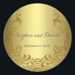 Royal Gold Abstract Peacock Wedding Custom Ronde Sticker<br><div class="desc">Zeer elegant ontwerp met een gouden achtergrond en abstracte gouden mousserende pacocks voor een speciale bruiloft. Het zal een unieke indruk geven op je trouwstijl. Wees anders! Pas je eigen gegevens aan. Als u de tekst moet verplaatsen of de grootte, het lettertype of de kleur moet wijzigen, klikt u op...</div>