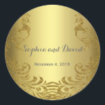 Royal Gold Abstract Peacock Wedding Custom Ronde Sticker<br><div class="desc">Zeer elegant ontwerp met een gouden achtergrond en abstracte gouden mousserende pacocks voor een speciale bruiloft. Het zal een unieke indruk geven op je trouwstijl. Wees anders! Pas je eigen gegevens aan. Als u de tekst moet verplaatsen of de grootte, het lettertype of de kleur moet wijzigen, klikt u op...</div>