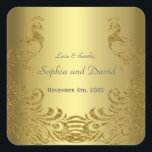 Royal Gold Abstract Peacock Wedding Vierkante Sticker<br><div class="desc">Zeer elegant ontwerp met een gouden achtergrond en abstracte gouden mousserende pacocks voor een speciale bruiloft. Pas je eigen gegevens aan. Als u de tekst moet verplaatsen of de grootte, het lettertype of de kleur moet wijzigen, klikt u op het gereedschap Aanpassen. De gelijkaardige uitnodiging van de Weddenschap, sparen de...</div>
