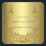 Royal Gold Abstract Peacock Wedding Vierkante Sticker<br><div class="desc">Zeer elegant ontwerp met een gouden achtergrond en abstracte gouden mousserende pacocks voor een speciale bruiloft. Pas je eigen gegevens aan. Als u de tekst moet verplaatsen of de grootte, het lettertype of de kleur moet wijzigen, klikt u op het gereedschap Aanpassen. De gelijkaardige uitnodiging van de Weddenschap, sparen de...</div>