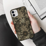 Royal Gold Damask gepersonaliseerd monogram Case-Mate iPhone Case<br><div class="desc">Royal faux gouden folie damast patroon op een off zwarte achtergrond met een aangepaste letter monogram. Aarzel niet om contact met ons op te nemen als u speciale verzoeken voor kleurencombinaties of belettering heeft. Bekijk onze winkel voor meer items uit dit collectie.</div>