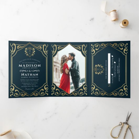 Royal Medieval Fantasy Monogram Weddenschap Drieluik Uitnodiging (Binnen)