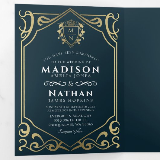 Royal Medieval Fantasy Monogram Weddenschap Drieluik Uitnodiging (Binnenzijde eerst)