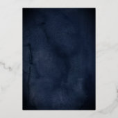 Royal Navy Gold Elegant Roos Script Quinceanera Folie Uitnodiging (Achterkant)